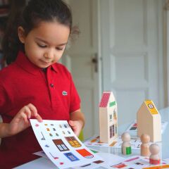 Decorate it yourself: Çıkartmalarla Kasabanı Yaratma Oyunu