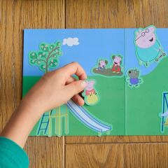 Outdoor Fun Reusable Sticker Set: Peppa Pig ile sınırsız sahne yarat - 110 çıkartma 2 sahne